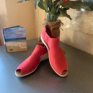 Kenneth Cole, Gentle Souls, NEW NEVER WORN, women’s CORAL color sandals 8 medium